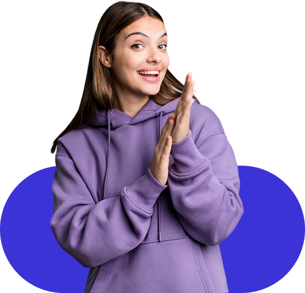 Jovem sorridente com moletom roxo