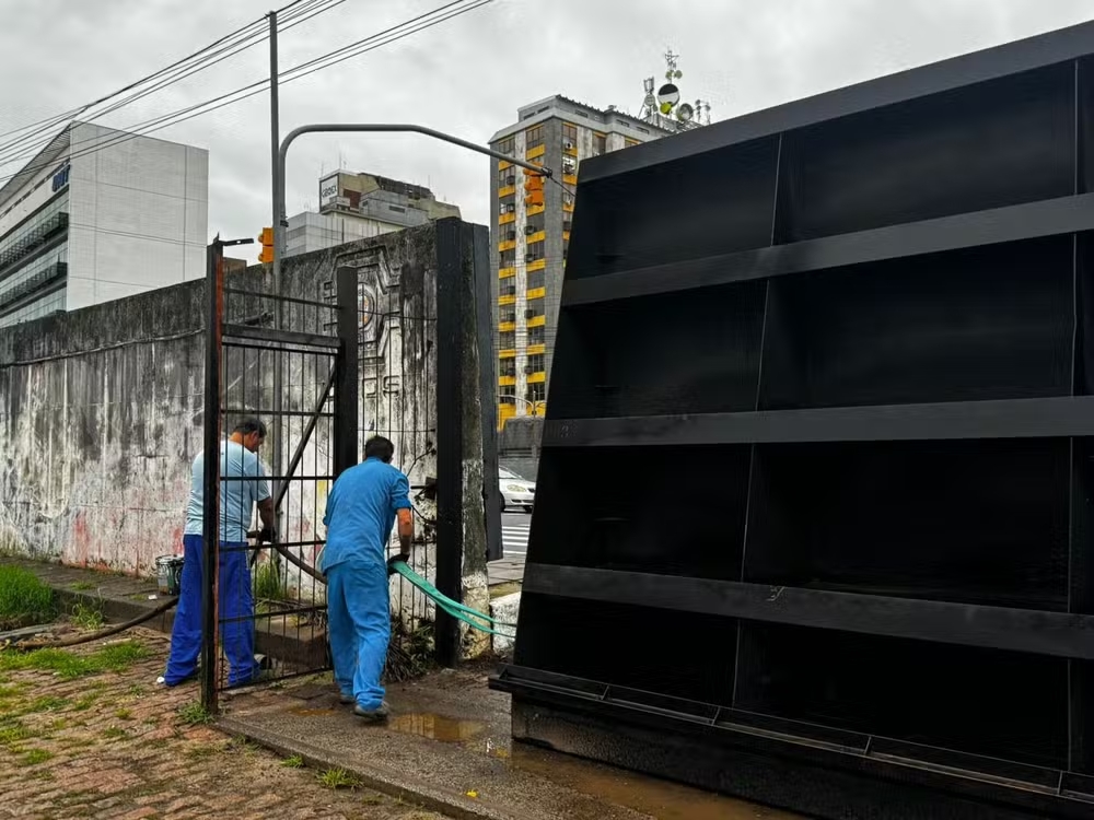 Prefeitura fecha comportas de sistema de segurança para evitar inundação pelo Guaíba em Porto Alegre ( Foto: Prefeitura de Porto Alegre/Divulgação)