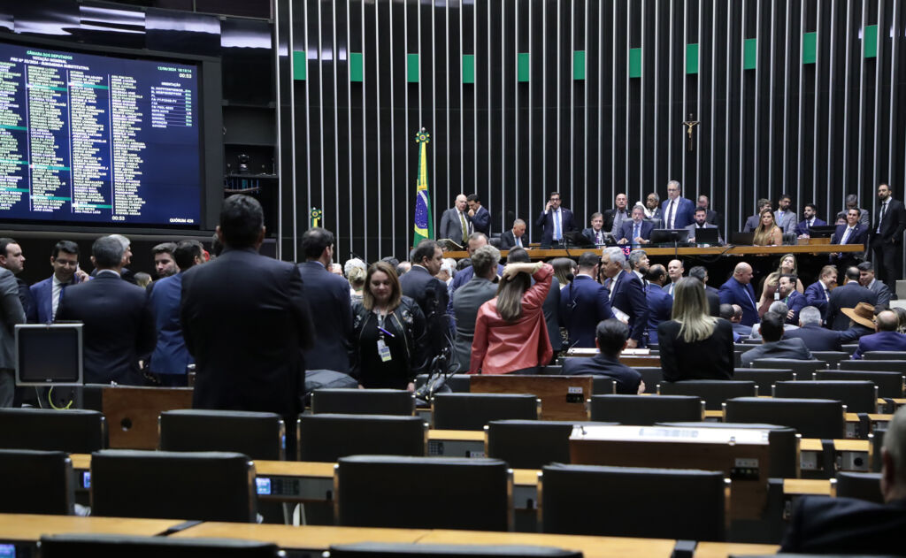 ataque a escola camara aprova projeto