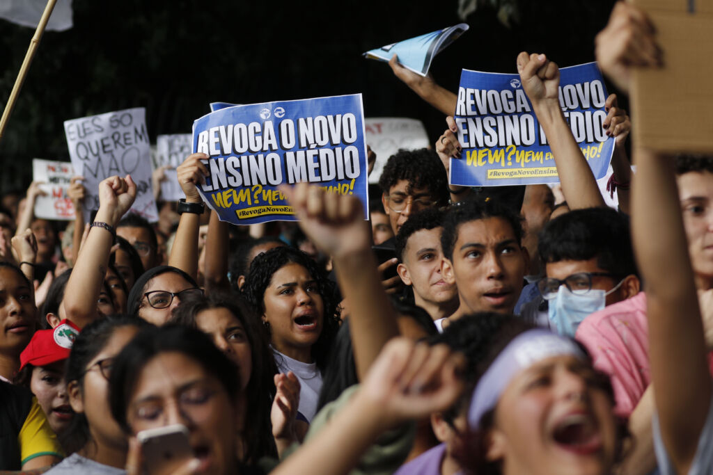 Estudantes secundaristas protestam pedindo a revogação do Novo Ensino Médio, na Avenida Paulista. Depois da aprovação, UBES defende veto pelo presidente Lula. (Crédito: Fernando Frazão/Agência Brasil)