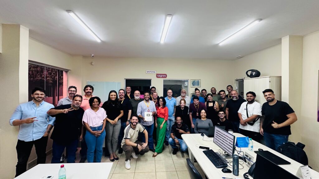 Equipe do Sistema Sagres celebra os 100 mil inscritos no YouTube (Foto: Sagres Online)