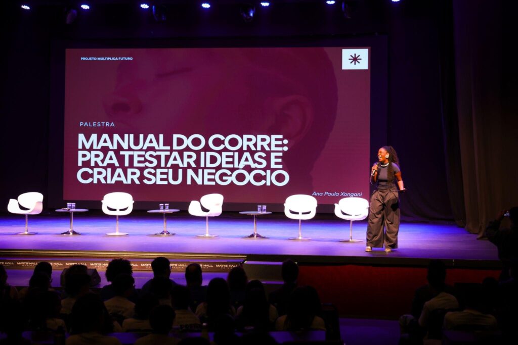Ana Paula Xongani contou aos jovens sobre sua trajetória profissional e experiências à frente do Ateliê Xongani — Foto: Gislaine Miyono/Divulgação